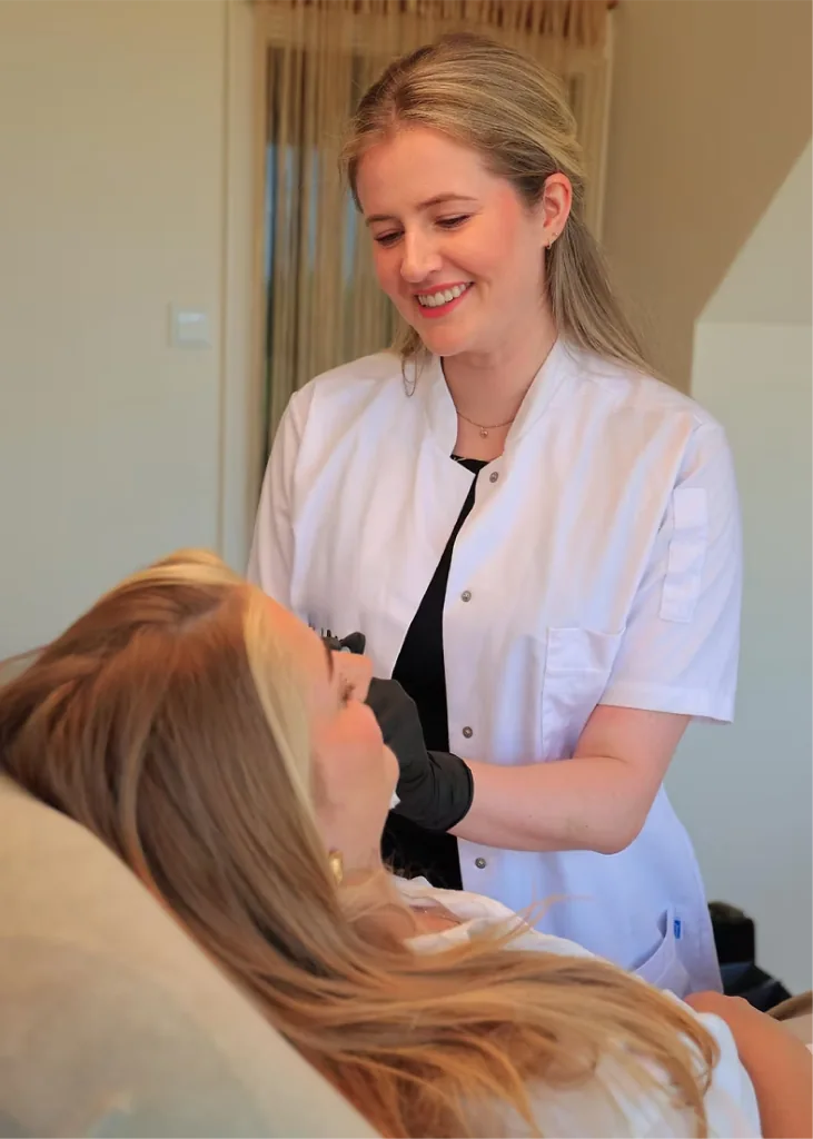Merel tijdens haar werk bij BLOOM